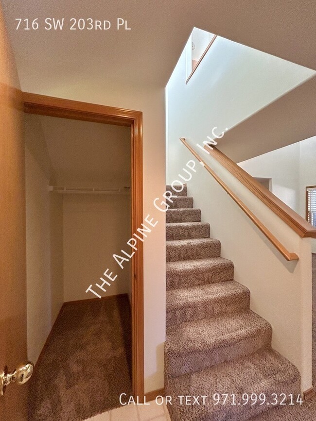 Foto del edificio - End-Unit Townhome in Quiet Location!