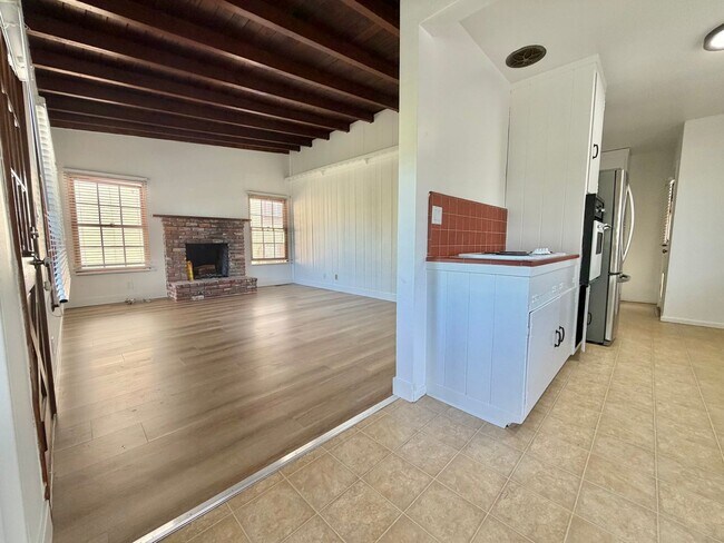 Foto del edificio - Spacious 3BD Manhattan Beach Home with Brand New Flooring, Large Den & 2-Car Garage