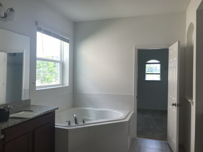 Foto del edificio - WOW OVER 4700 Sqft BRAND NEW  7 bedroom 4 ...