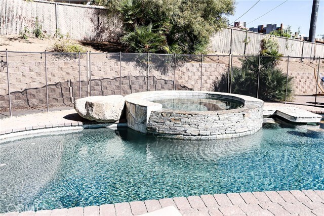 Foto principal - 7525 Whitney Ave