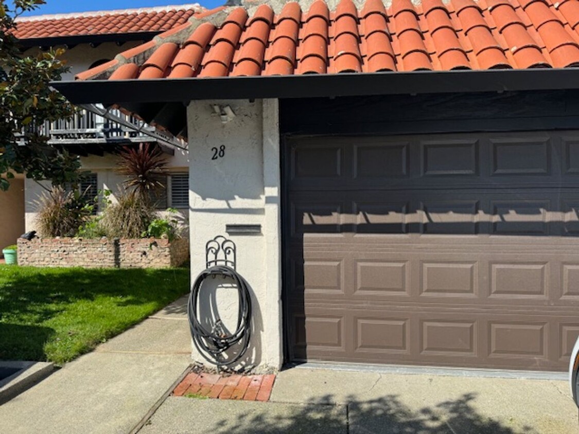 Primary Photo - Fully Remodeled 4 Bedroom Unit Available Now!