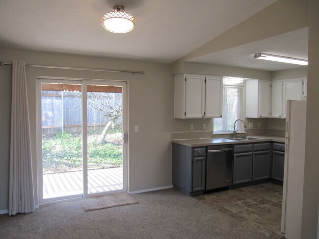 Foto del edificio - Three Bedroom Home on a Cul-de-sac, Landscaping Provided!