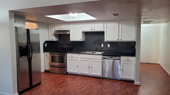 Foto del edificio - 14777 Wunderlich Dr