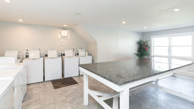 Building Photo - Crystal Townhomes