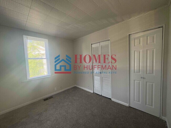 Building Photo - Two Bedroom House | Detached Garage