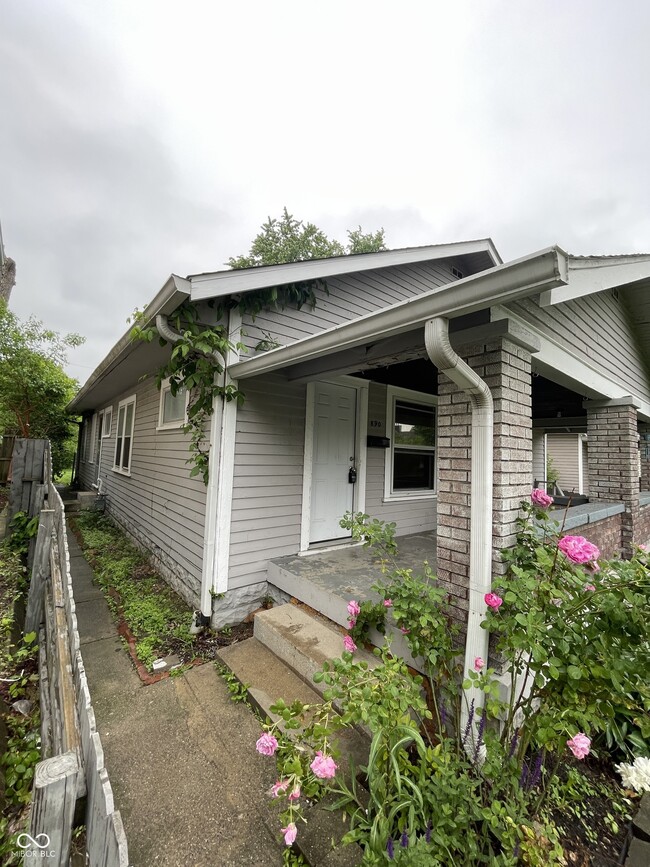 Building Photo - 890 N Gladstone Ave