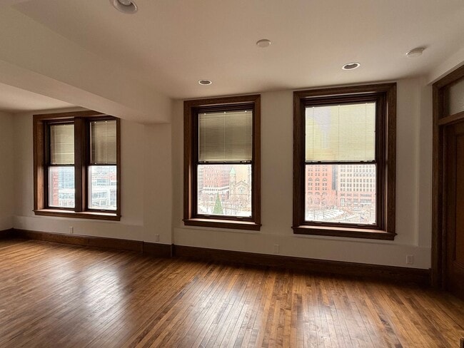 Foto del edificio - Beautiful and Spacious 3 BDRM 2 BATH Unit in the Heart of Public Square