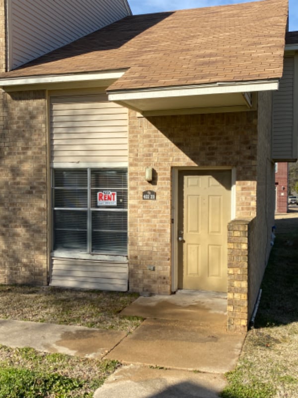 Building Photo - 402 Summer Ct