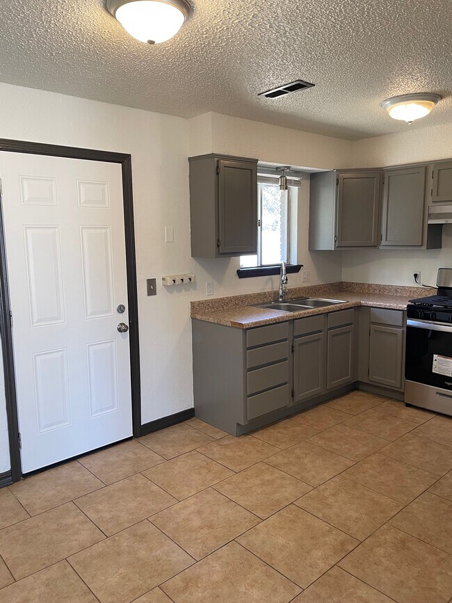 Building Photo - 1113 Berwyck Dr