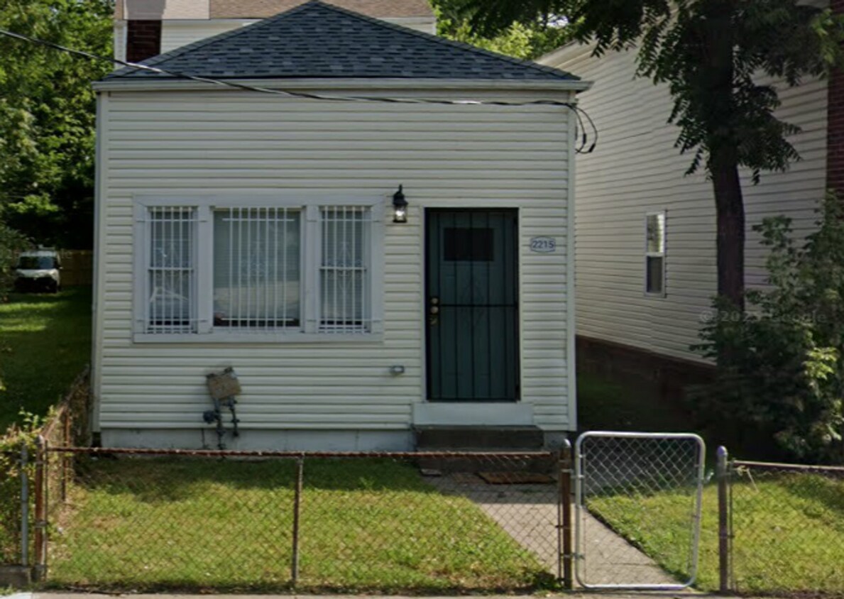 Foto principal - 4 Bedroom 2 Bath Home Available in Louisville