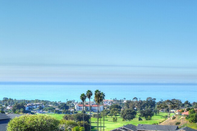 Foto del edificio - Panoramic ocean view from this 2 bedroom condo up on the hills of San Clemente