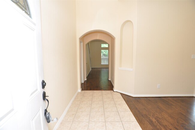 Building Photo - 9210 Hidden Lake E Dr