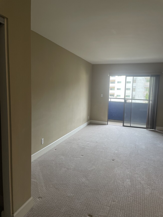 Building Photo - 10982 Roebling Ave