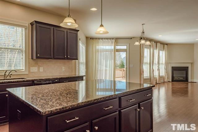 Foto del edificio - Beautiful 4-Bedroom Stone Front Home in Prime West Cary Location with Fenced Backyard & Resort-St...
