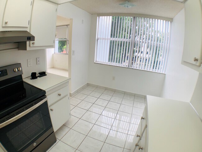Building Photo - 1300 NE Miami Gardens Dr
