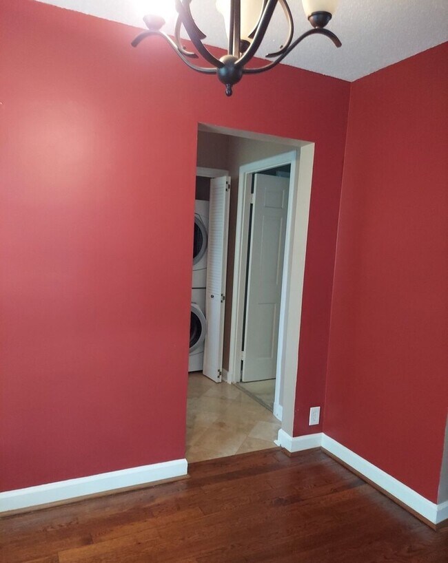 Foto del edificio - Stunning And Spacious 2-Level, 1 Bedroom, ...
