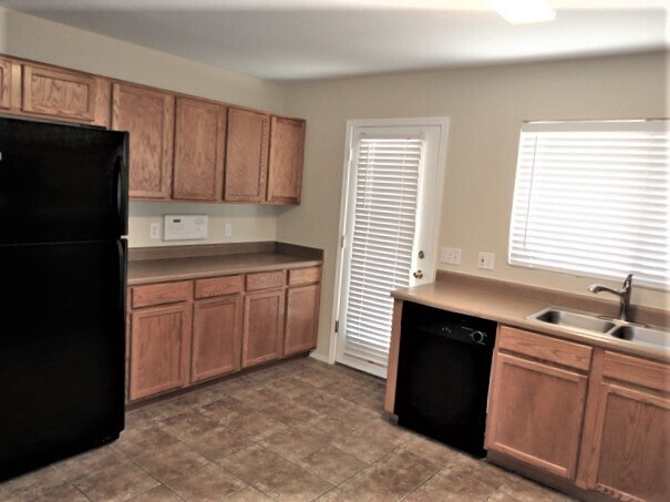Building Photo - 1045 E Yuma Avenue