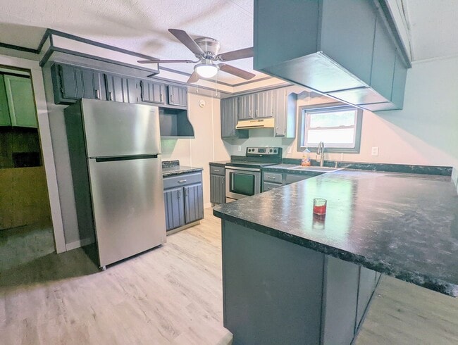 Building Photo - 4 bed / 2 bath House with huge yard