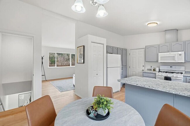Foto del edificio - Spacious 4-Bed / 3-Bath South Hill Home — Views, Central A/C, Attached Garage