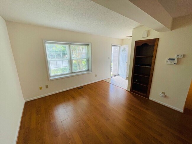 Foto del edificio - 2BR, 2.5BA with basement townhouse