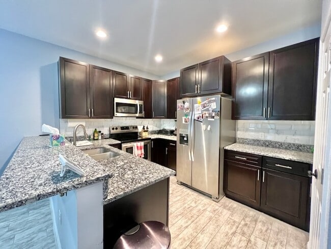 Foto del edificio - 2100 Pomegranate Ct