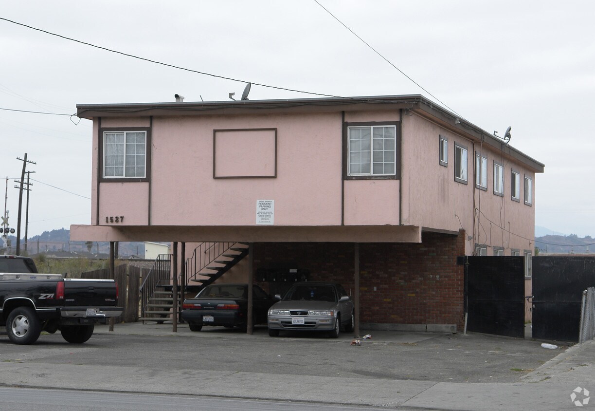 Primary Photo - 1527 Rumrill Blvd