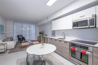 Building Photo - 1300 Brickell Bay Dr