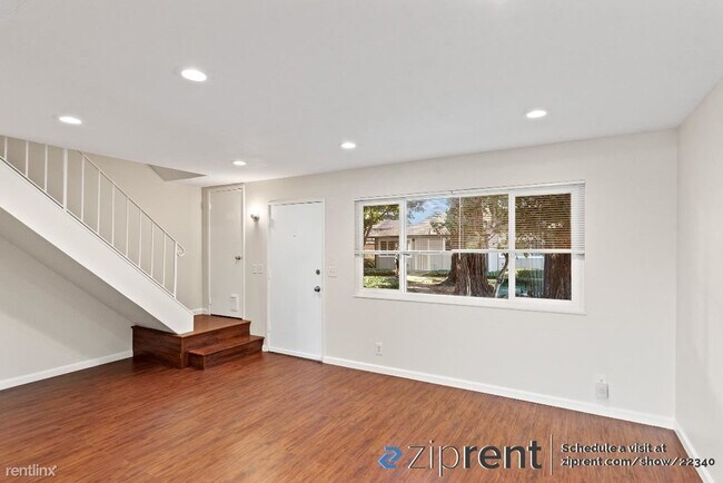 Building Photo - 3 br, 1.5 bath Townhome - 3731 Boswell Ter...