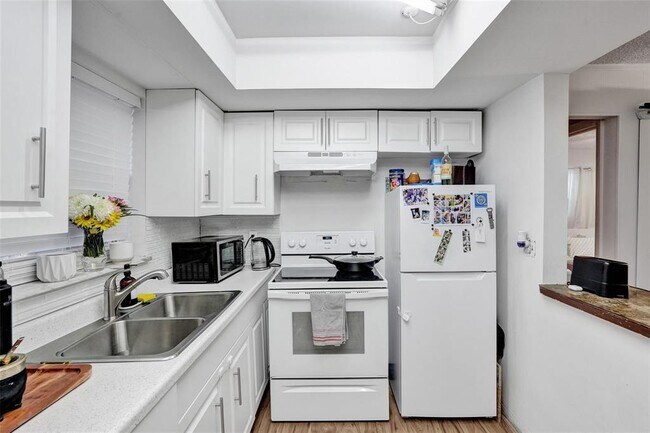 Building Photo - 4240 NW 21st Ave
