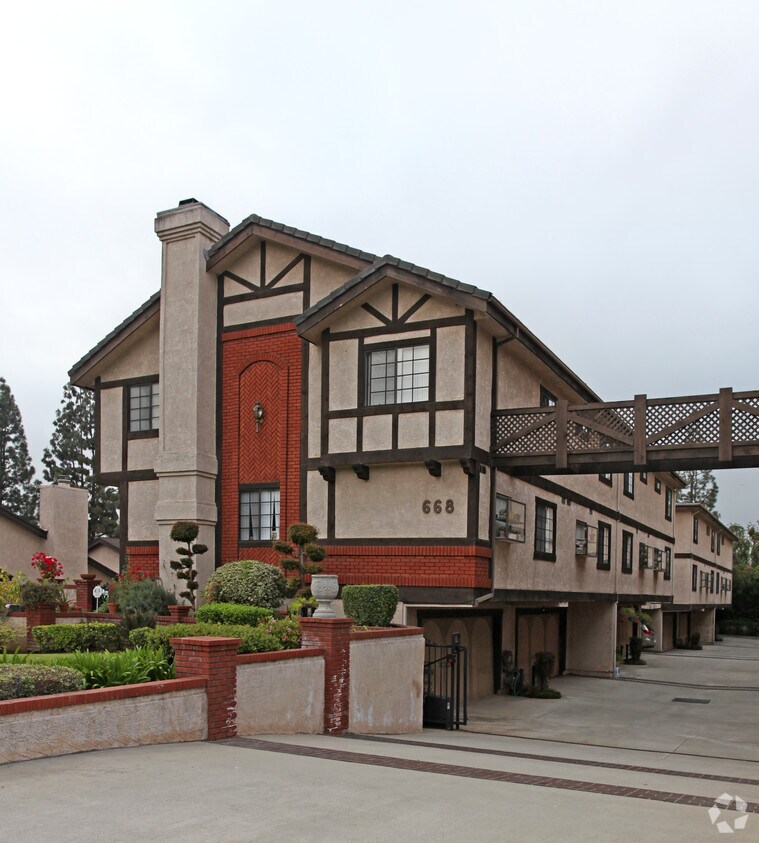 Building Photo - 668 W Naomi Ave