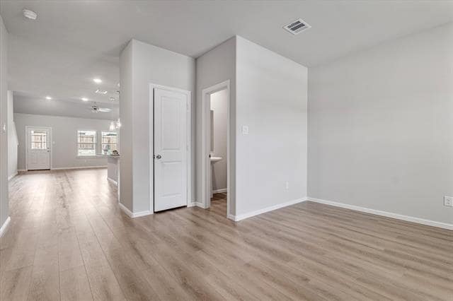 Building Photo - 422 Wydown Dr