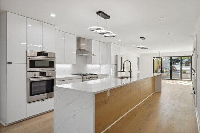 Foto del edificio - Stylish Cleveland Park Renovation with Par...