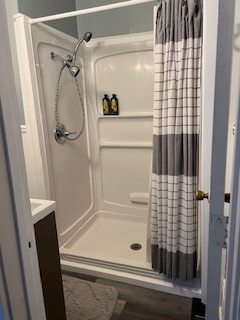 large stand up shower - 217 Franklin St