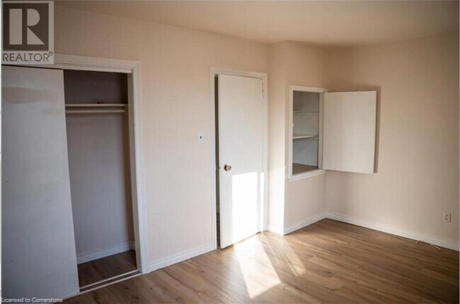 Photo du bâtiment - 250 Highland Rd W