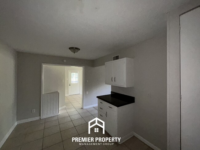 Foto del edificio - Unique 4BR/2BA Southaven Home | Hardwood Vaulted Sunroom & Fenced Yard