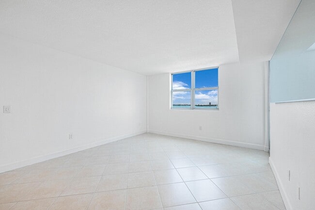 Building Photo - 7501 E Treasure Dr