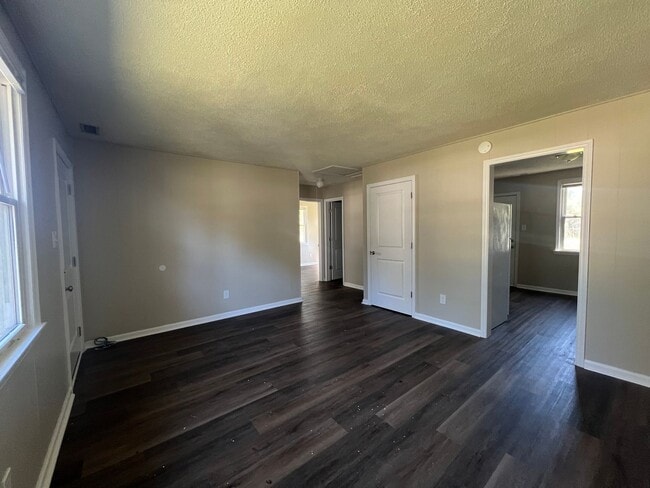 Building Photo - Cute 2 bedroom 1 bath duplex that is centr...