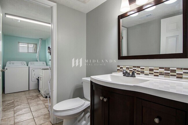 Building Photo - Large 5 bedroom home in Bellevue!