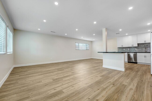 Foto del edificio - Stunning 3-Bedroom + Den Lease | Brand New...