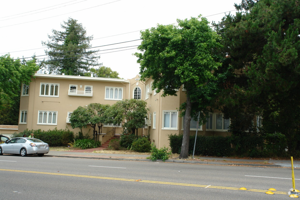 Primary Photo - 3000 Claremont Ave