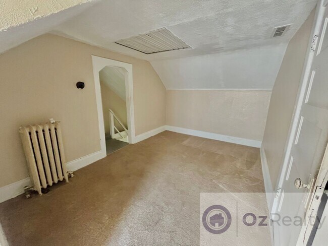 Building Photo - Home in Prime location of Rossford City