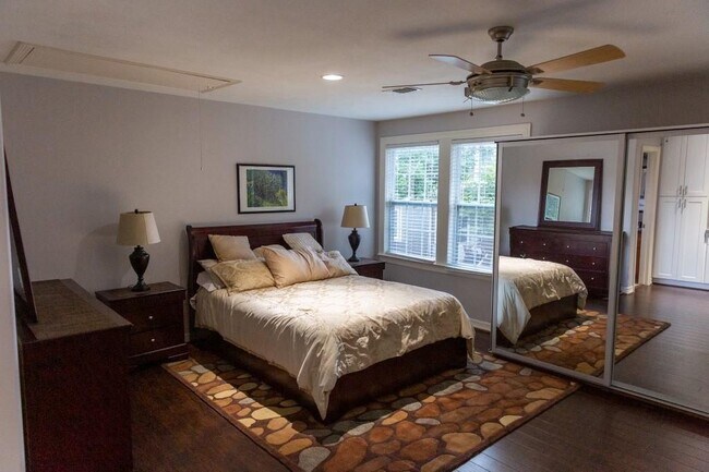 Foto del edificio - 1020 W 25th St