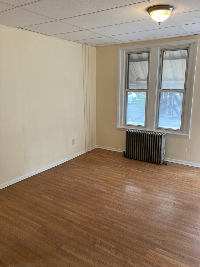 Building Photo - 723 E Morton St