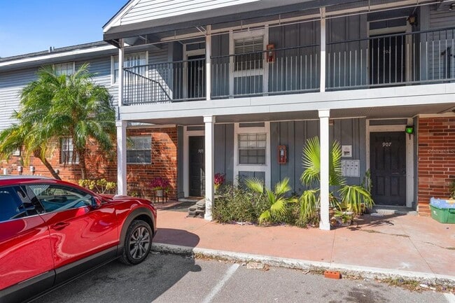 Foto del edificio - 200 Country Club Dr