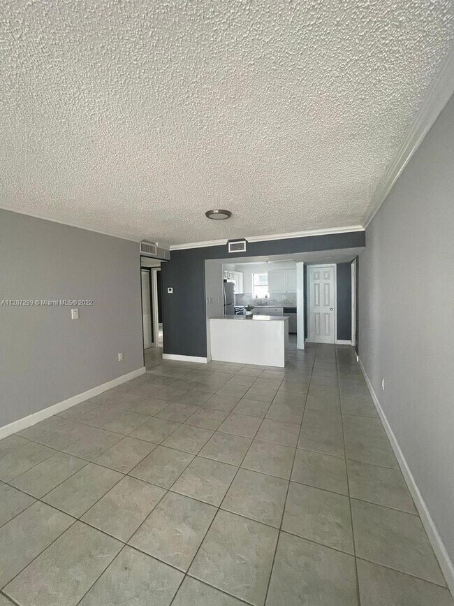 Foto del edificio - 600 NE 25th St