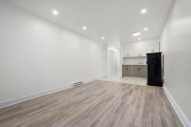 Photo du bâtiment - 1375 Rue La Fontaine