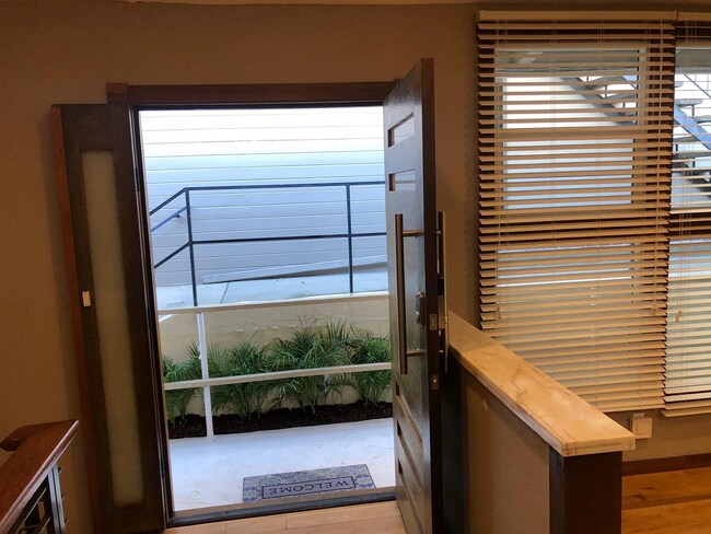 Foto del edificio - 1220 Manhattan Beach Blvd