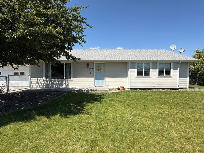 Building Photo - Spacious Kennewick Home with RV Parking & Incredible Outdoor Living!