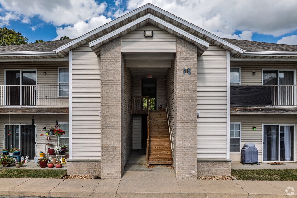 Primary Photo - Pin Oak Apartments