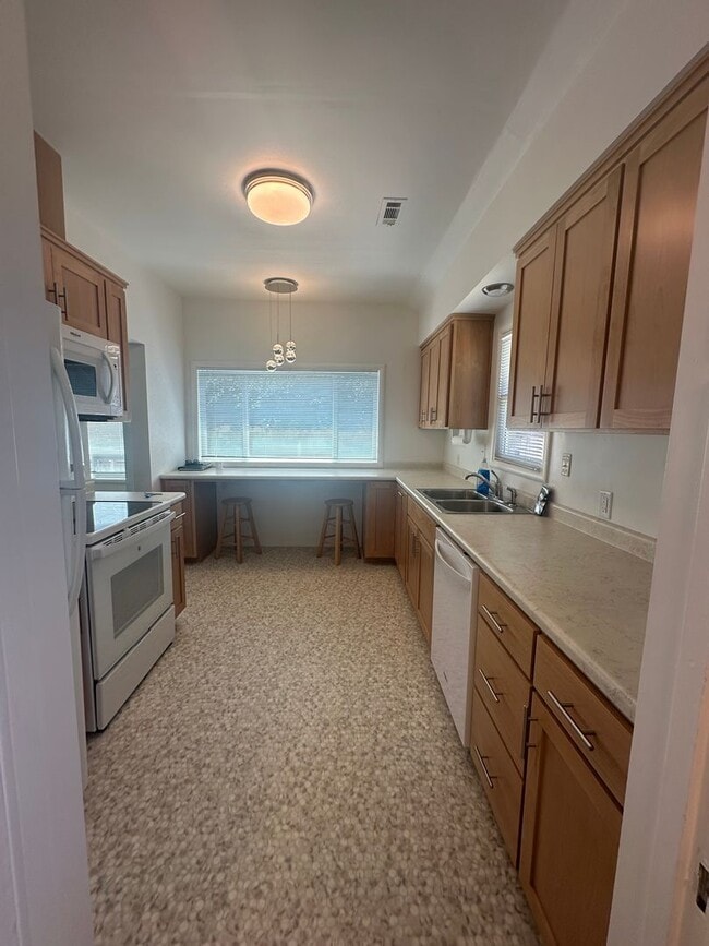 Building Photo - 155 3rd St